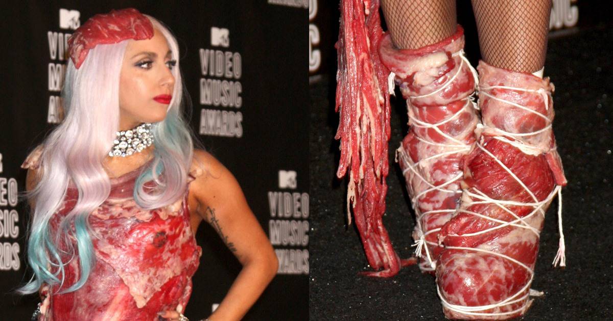 Леди гага в мясе. Леди Гага платье из мяса. Мясной наряд леди Гаги. Леди Гага в костюме мяса.